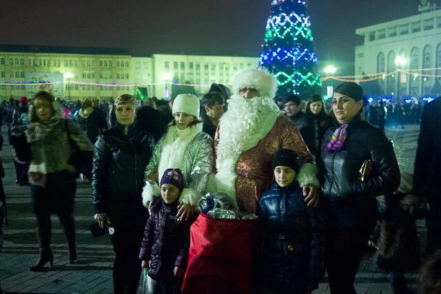 Встретить новый год в дагестане. Новый год в дагестане. Дагестан на новогодние праздники. Городская елка дербент 2022. Новый год в дагестане.