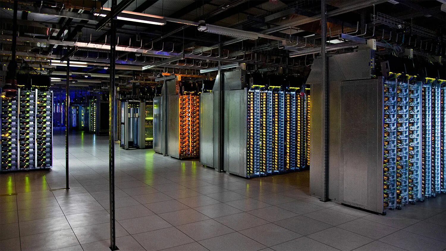 Data center networks. Цод 3data. дата центр гугл. сервер в дата центре. серверная комната.
