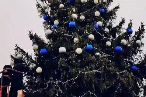 Украсить главную елку