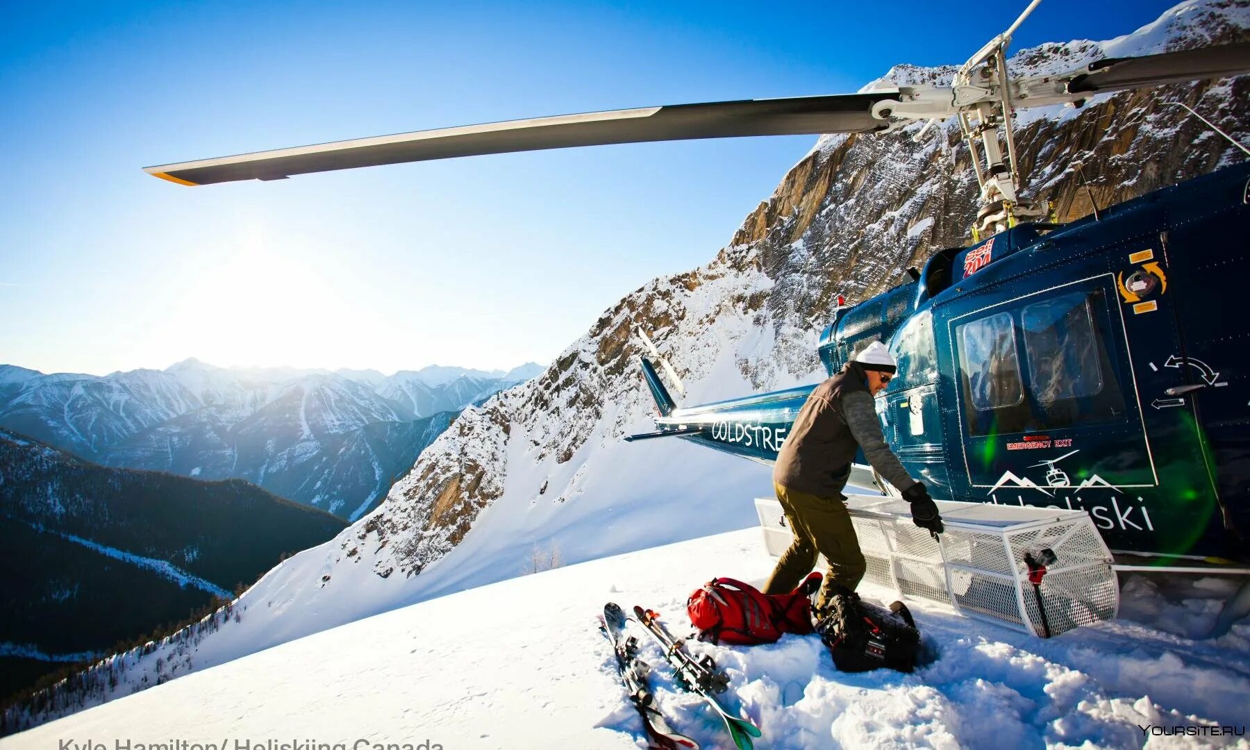 Хелискиинг. Сноуборд Heli. Сноуборд и вертолёт.