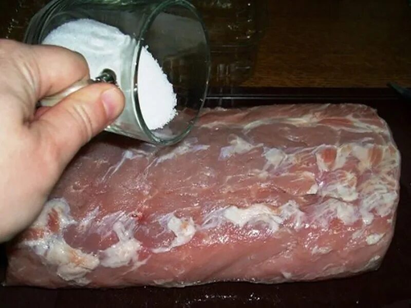 Засолка мяса нитритной солью. Приготовление сыровяленого мяса. полембица свиная. полендвица в соли.