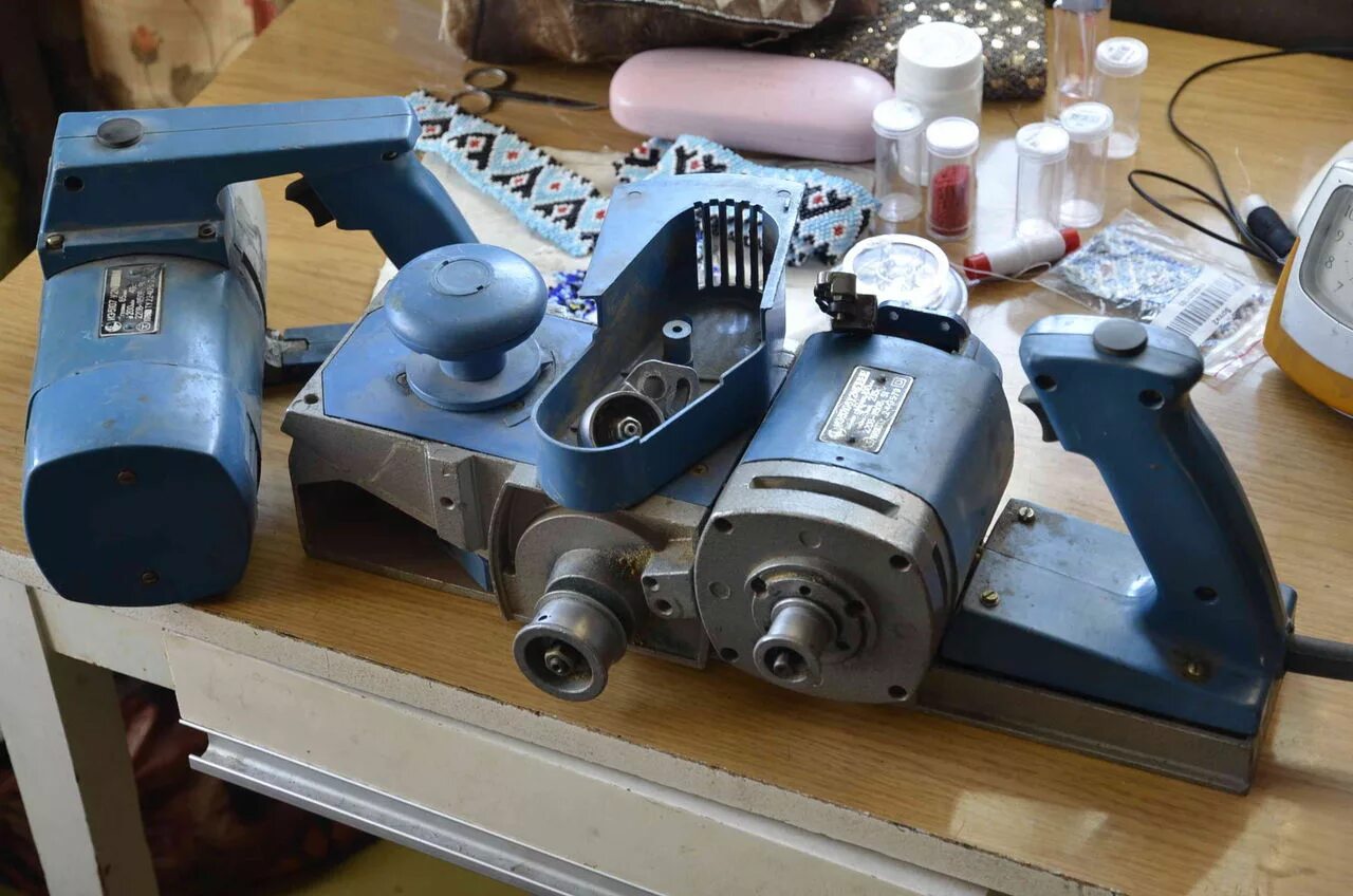 Электрорубанок иэ 5708 у2 rebip. Рубанок электрический aeg 82. Bosch pho 2000. Ремонт рубанка. Крепление ножей электрорубанка.