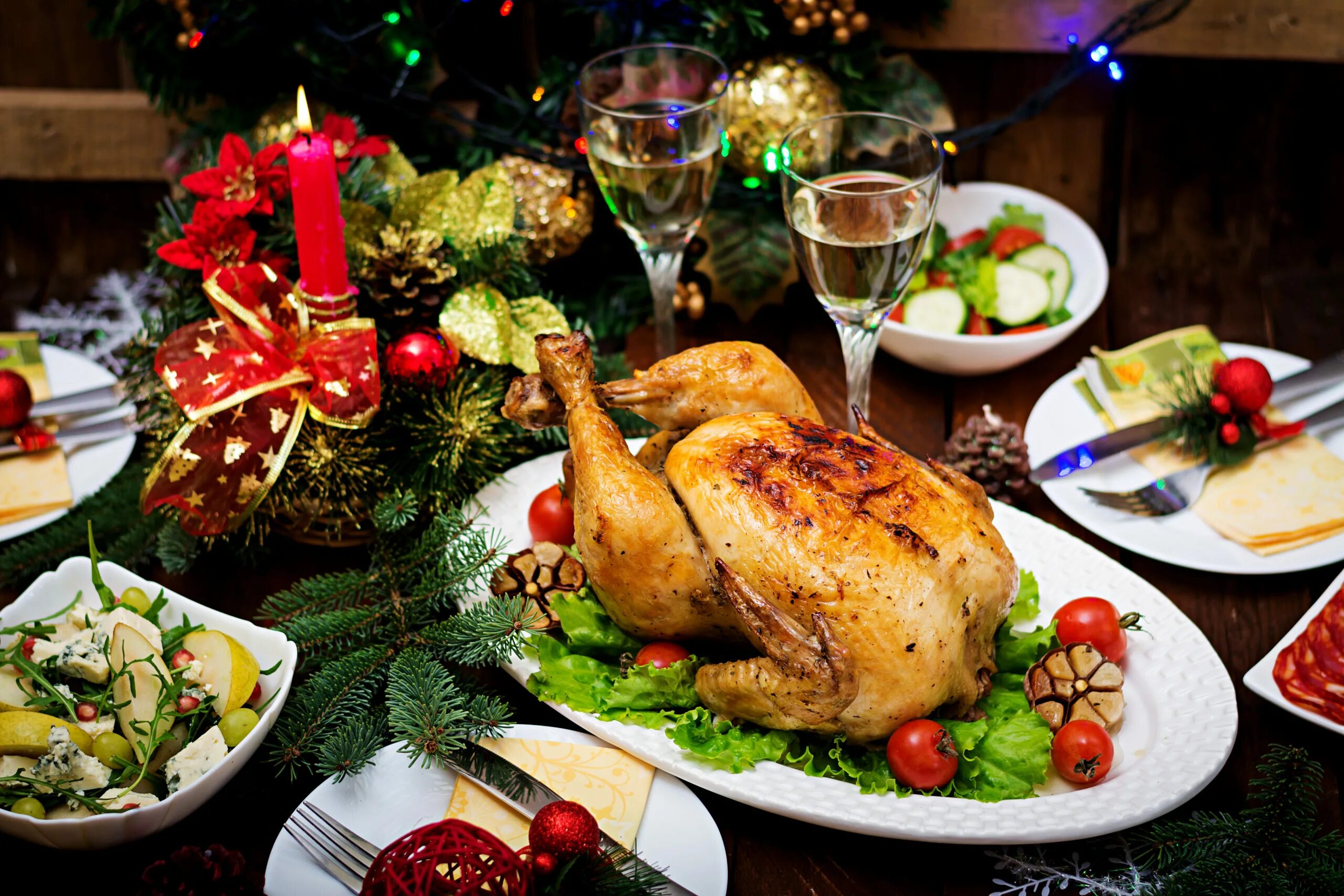 Праздничный стол 2024 года. . Рождественская индейка (Christmas Turkey) Ингредиенты. Рождественский стол. Рождественский ужин. Курица на новогодний стол.
