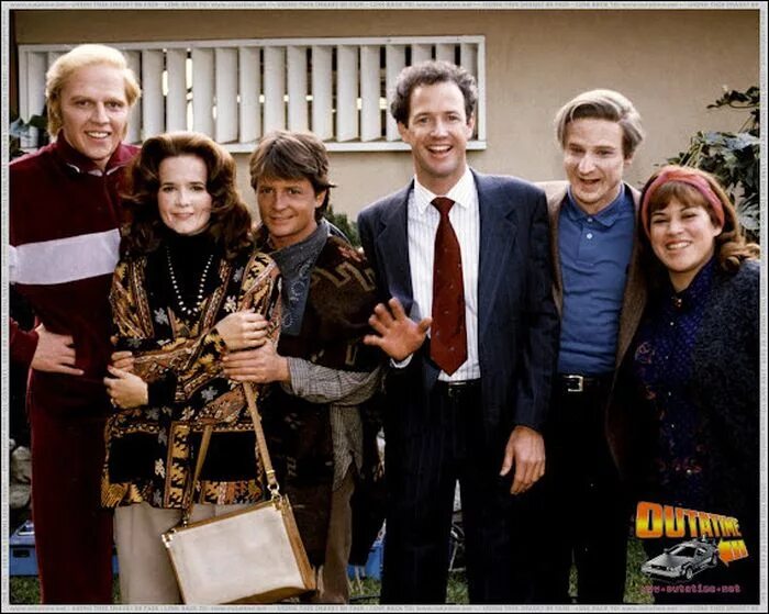 Behind the future. назад в будущее фильм 1985. фото со съемок назад в будущее 2. назад в будущее кадры со съемок. назад в будущее 2 кадры со съемок.