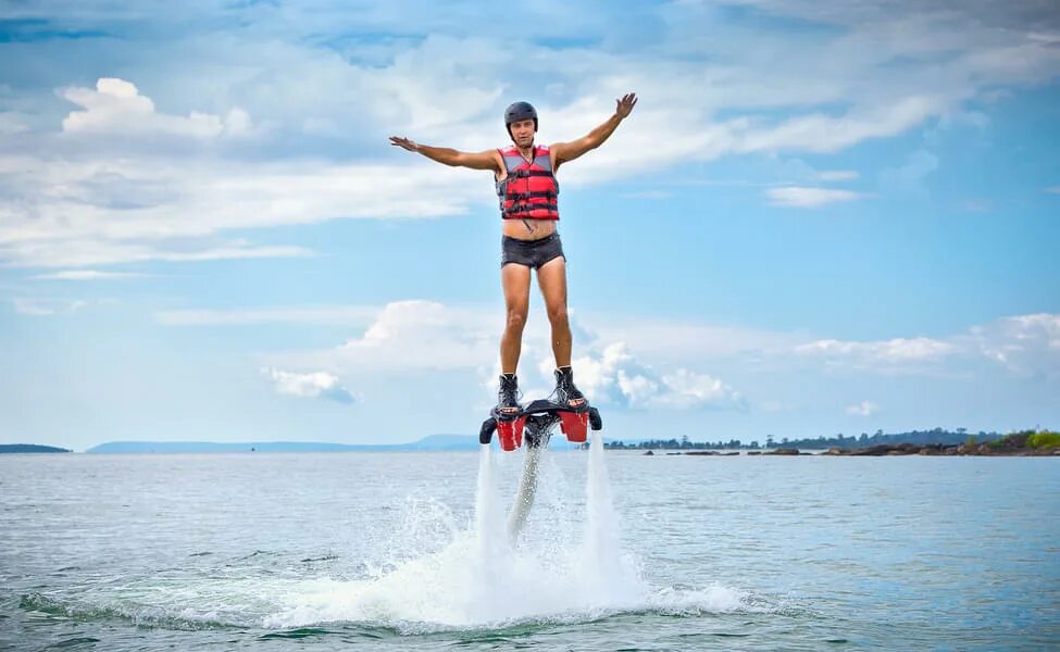 Что такое fly. Флайборд Эйр. Полет на флайборде. Полет над водой на флайборде. Человек над водой.