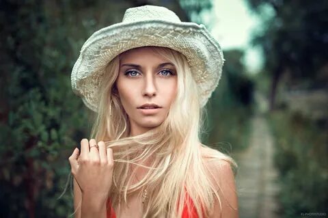 Портрет девушки блондинки