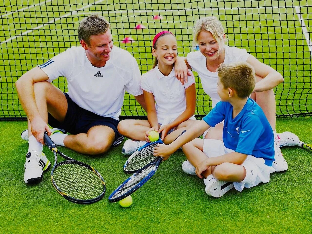 I play tennis. Спортивная семья. Семья занимается спортом. Спортивные дети. Спорт всей семьей.