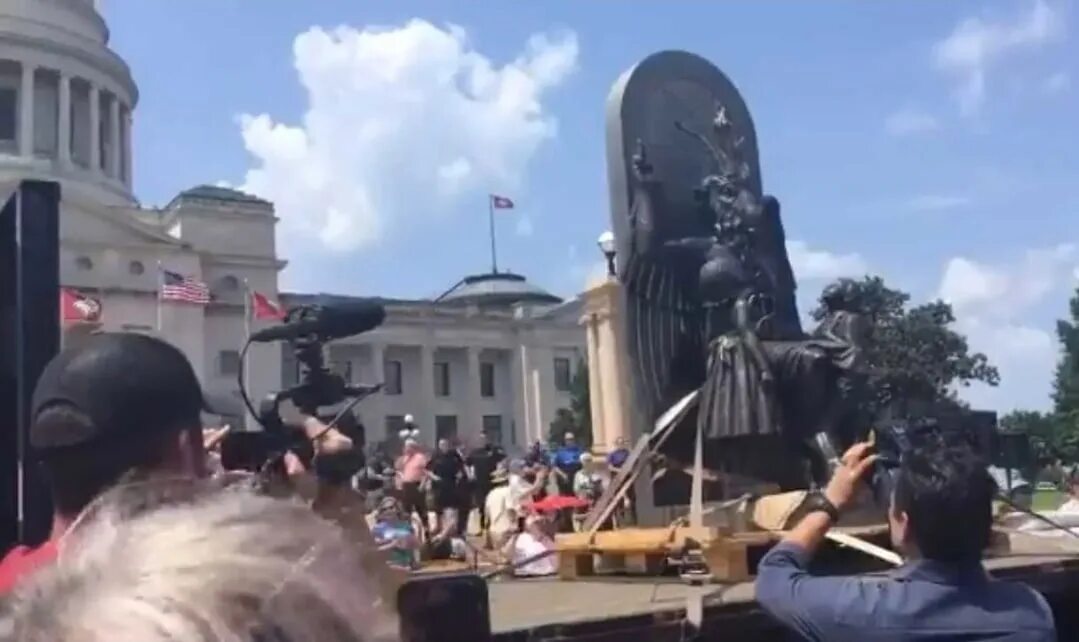 Памятник бафомету в арканзасе. Арканзас капитолий статуя бафомета. Арканзас капитолий статуя бафомета. Бафомет статуя арканзас. Статуя бафомета в сша капитолий.