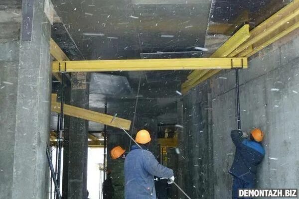 Опалубка монтаж и демонтаж. Переопирание опалубки перекрытия. демонтаж монолитного перекрытия. распалубливание плиты перекрытия. демонтаж монолитных плит перекрытия.