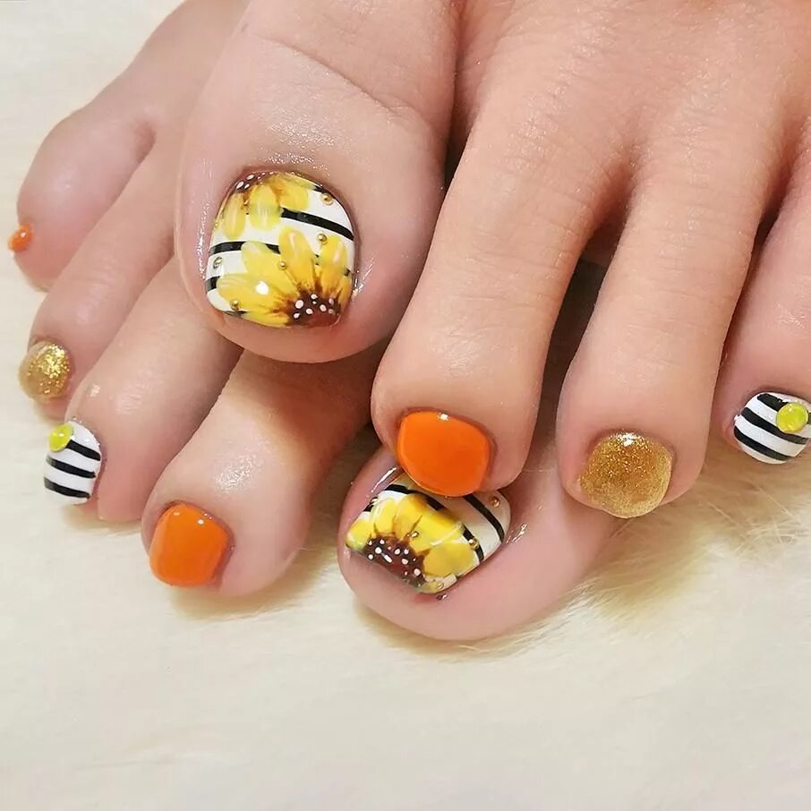 Осенний педикюр 2023. Осенний педикюр 2023. Педикюр дизайн осень. Педикюр коричневый. Осенний маникюр и педикюр.