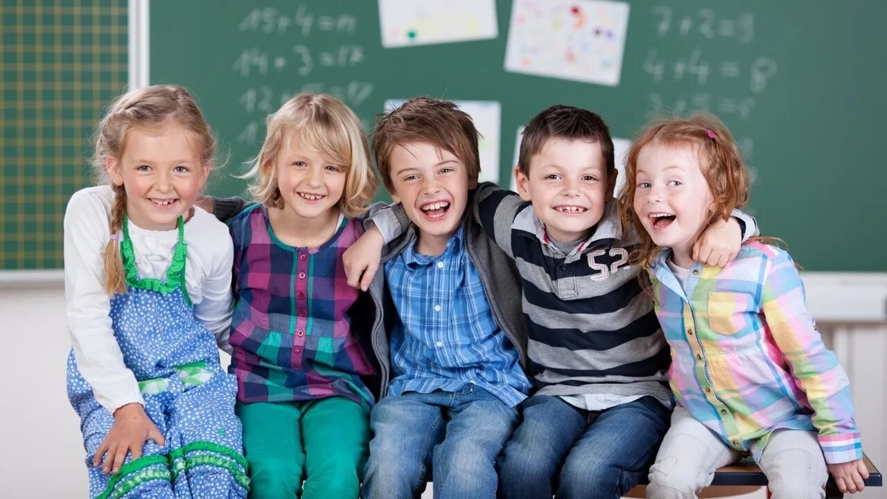 Популярные дети в школе. Радостные дети в школе. Дети на уроке. Children at school. Дети школьного возраста.