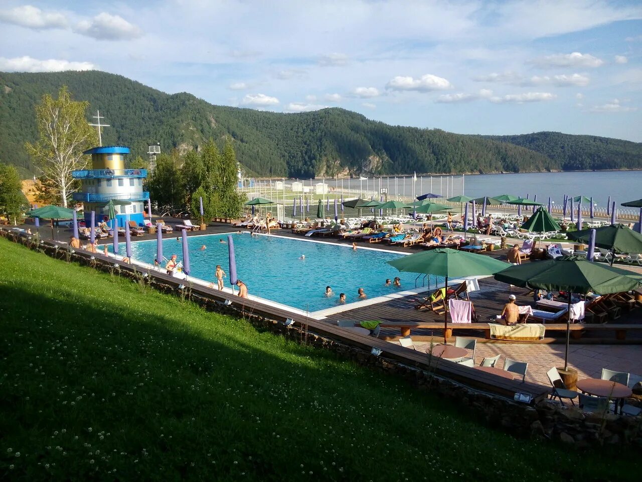 Куда отдохнуть в красноярске. Манский бриз красноярск. Адмирал экопарк красноярск. Куда отдохнуть в красноярске. Бирюсинский залив царские ворота.