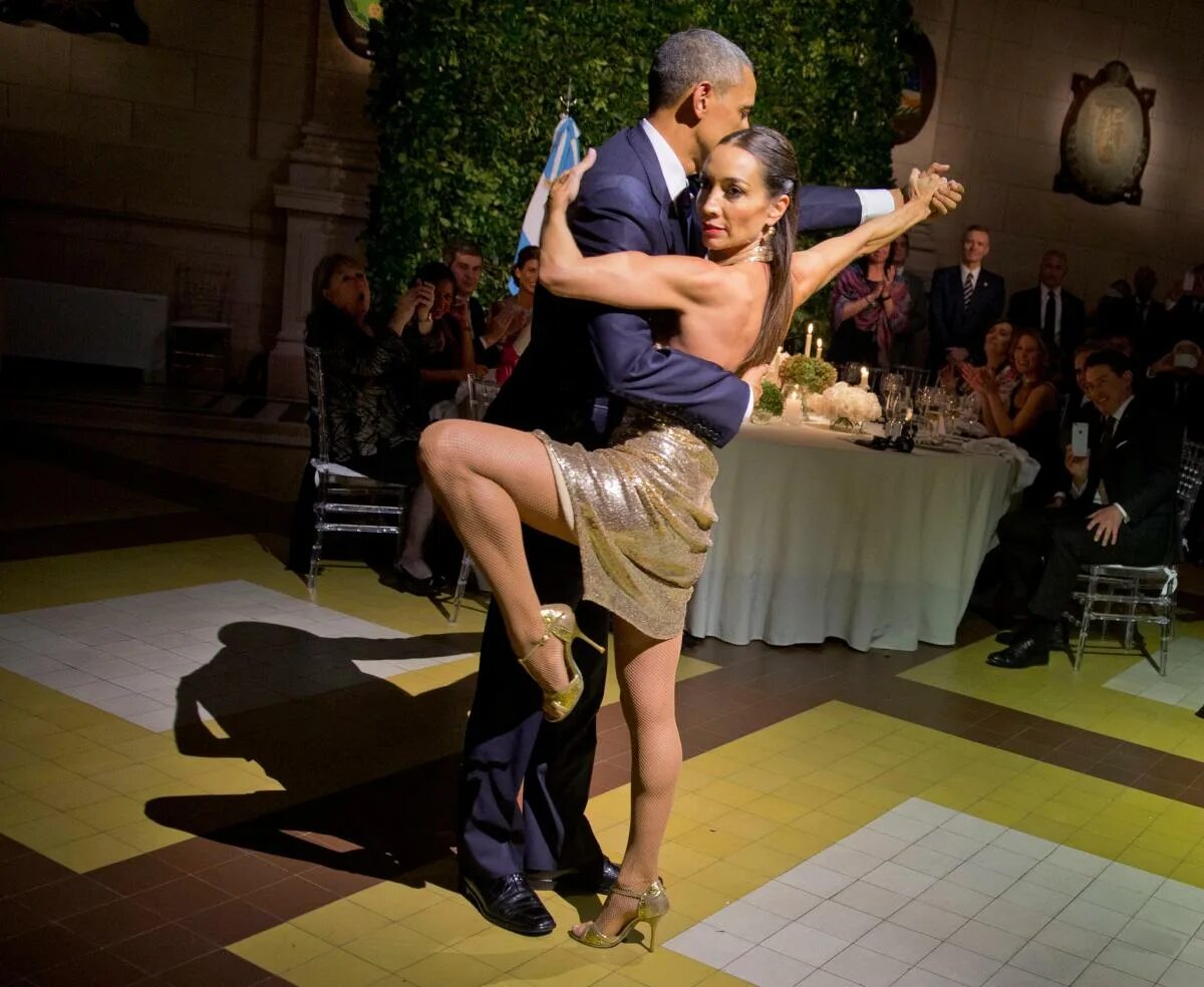 Где танцуют танго. Барак Обама танго. Муж и жена танцуют. Прощальное танго. Танго прощание.