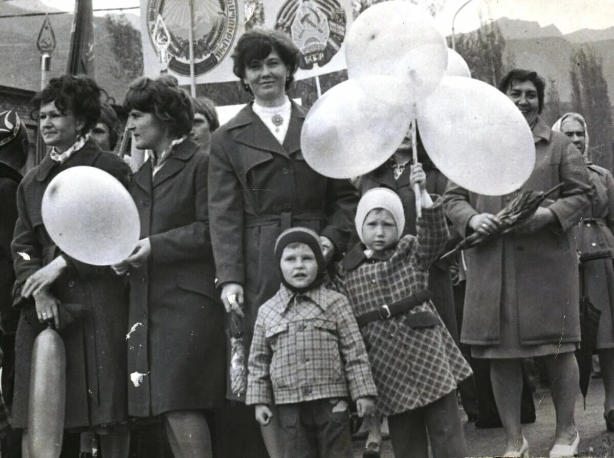 Мама с папой на параде песня. Советская дети 70-х. Дети 80-х. Демонстрация 1 мая 80-е годы. Дети 80-х СССР.