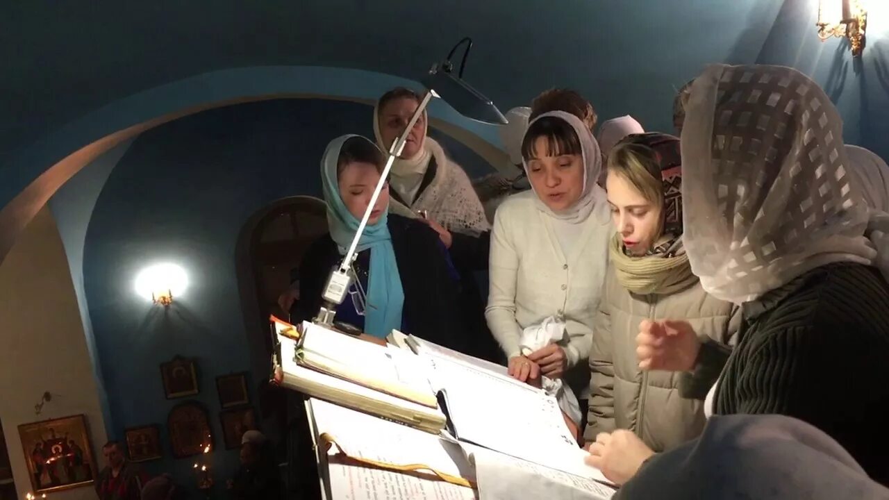 Клирос в церкви. Клирос литургия титов. Клирос в храме это. Клирос в храме это. Деревенский клирос.