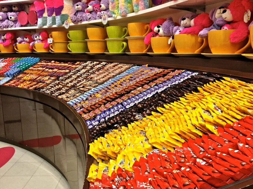 Candylicious Dubai Mall. Дубай Молл магазин сладостей. Самый большой магазин сладостей в Дубай молле. Магазин сладостей в Дубае Candylicious. Большой магазин сладостей