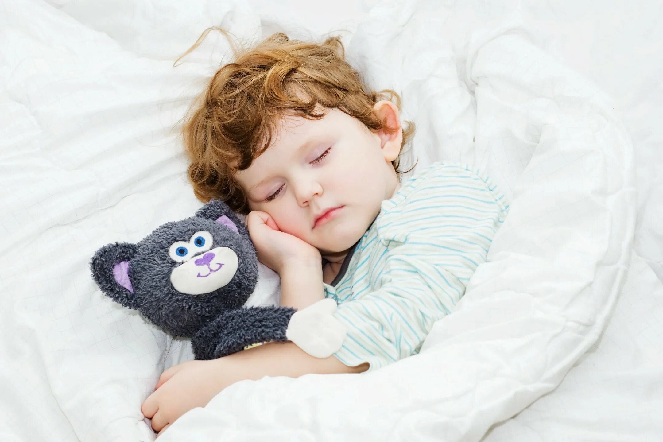 Sleep on sweet little child day. Спящий ребенок с игрушкой. Нарушение сна у детей. Мягкие игрушки для детей.