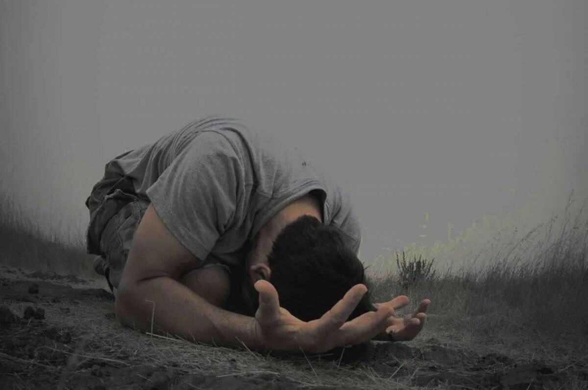 отчаяние. во сне стояла на коленях. мужчинана четвнреньках. во сне стояла на коленях. девушка сидит чб.