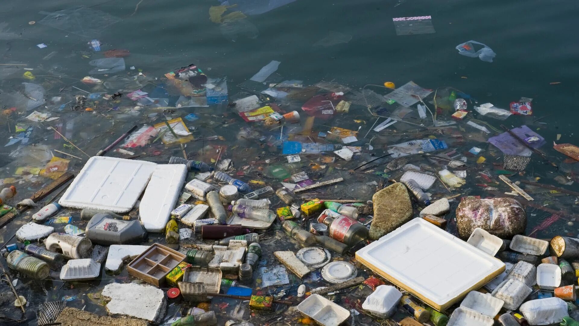 Загрязнение бытовыми промышленными отходами. Загрязнение мирового океана бытовые отходы. Бытовые отходы в океане. Твердые отходы в воде. Загрязнение воды бытовыми отходами.