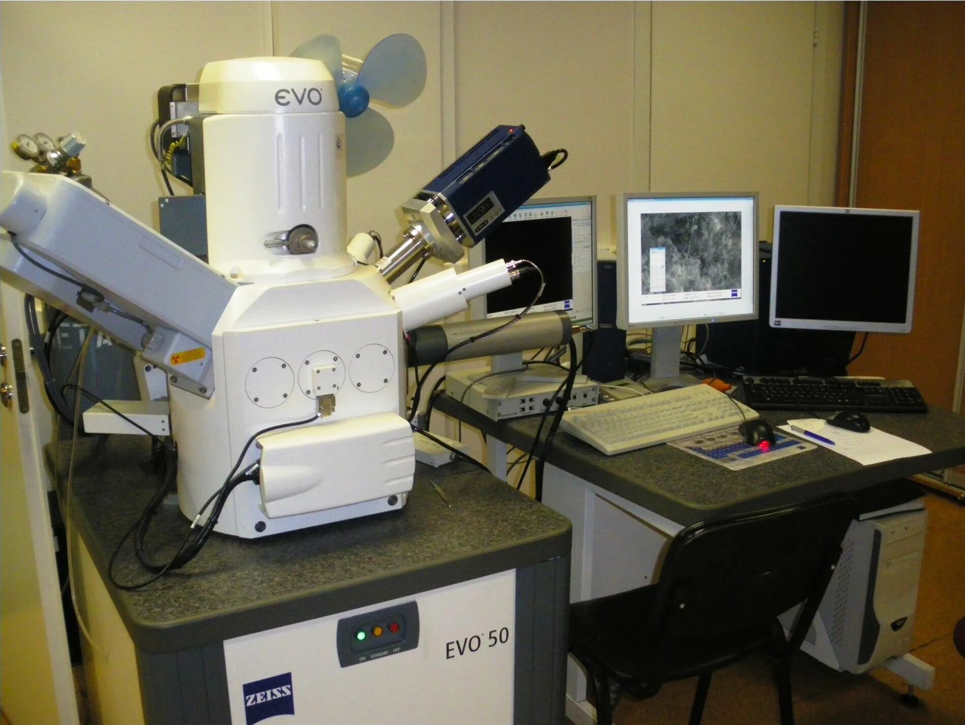 Научное оборудование. Научно технические исследования. Научная аппаратура. Рентгеновская оптика поликапилляры. Лаборатория физики.