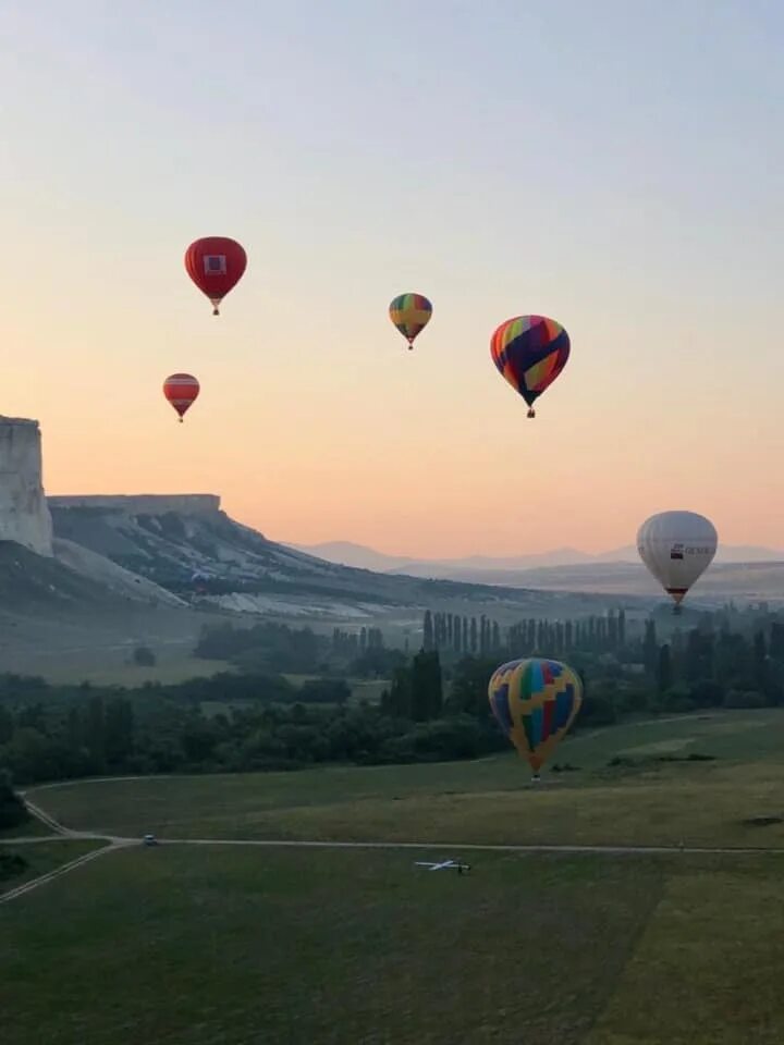 Крым на воздушном шаре. Белая скала в Крыму фестиваль воздухоплавания. Белая скала Белогорск фестиваль воздушных шаров. Белая скала фестиваль воздушных шаров 2021. Белая скала Крым фестиваль шаров.