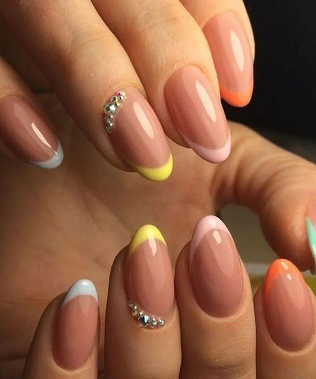 цветной френч на овальные ногти. разноцветный маникюр. маникюр френч цветной. цветной френч на овальные ногти. цветной френч.