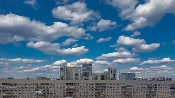 Город плывущих облаков. Облака Воронеж. А над городом плывут облака. Проплывая над городом.