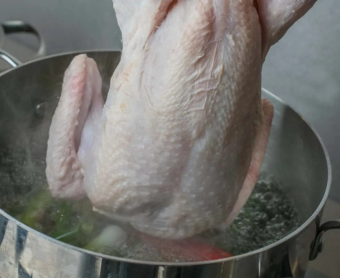 Сколько варить курицу для супа после. Курица для варки. Курица варится. Курица варица.