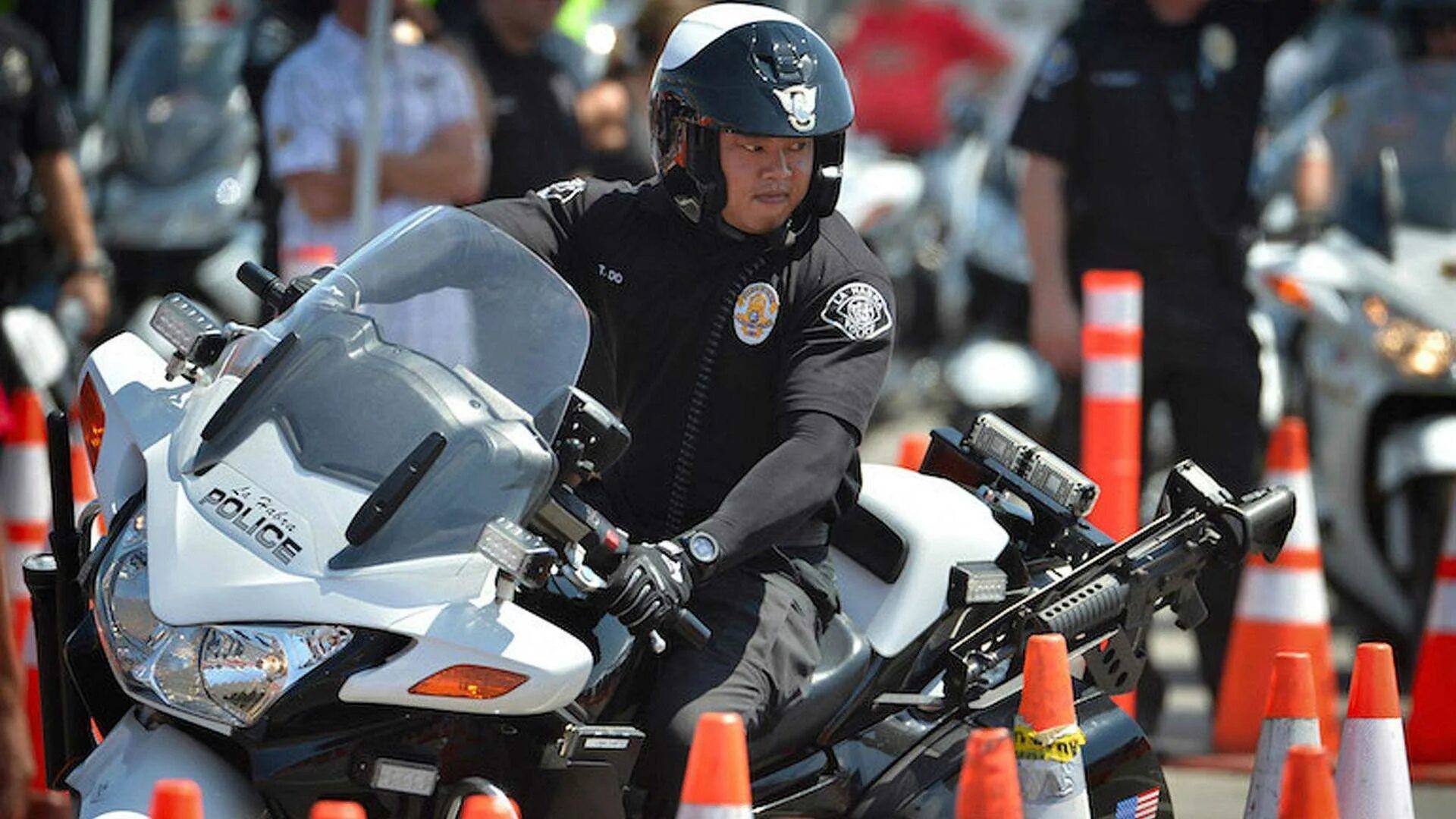 Мотоцикл полиция. Полицейский мотоциклист. Американский полицейский мотоцикл. Японские полицейские мотоциклы. Можно ли таранить мотоцикл полицейским
