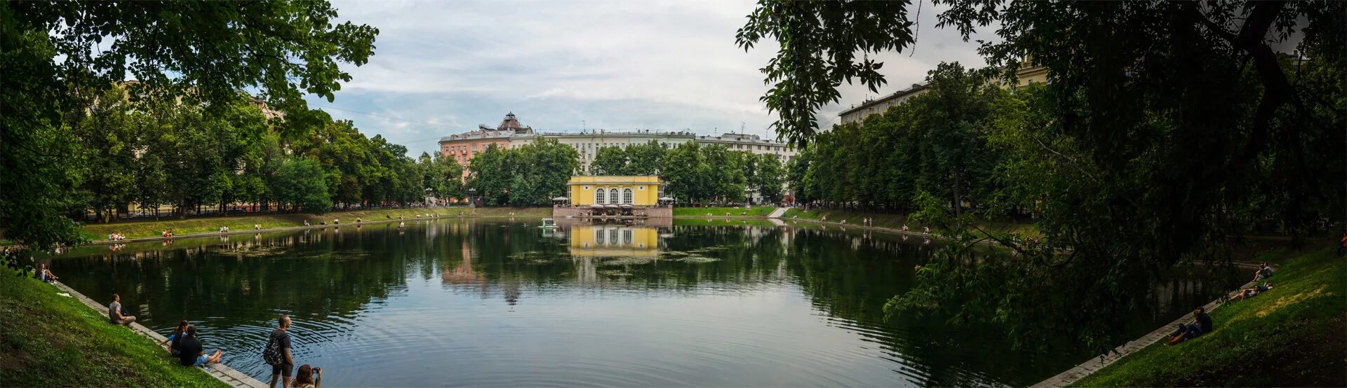 Купить квартиру булгаковский парк. Патриаршие пруды район. Патриаршие пруды окрестности. Патриаршие пруды достопримечательности. Патриаршие пруды Москва фото.