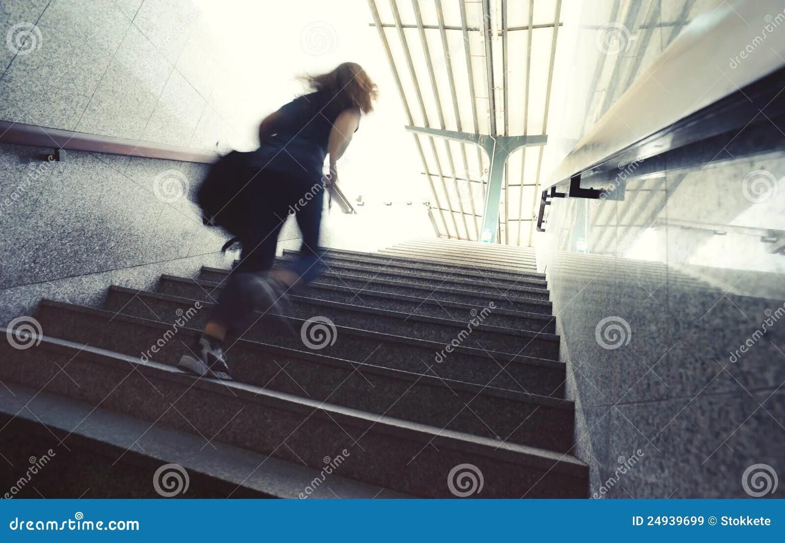 Подниматься по лестнице в подъезде. Девушка бежит по лестнице. Девушка убегает по лестнице. Девушка идет по лестнице вверх. Женщина на ступеньках здания.