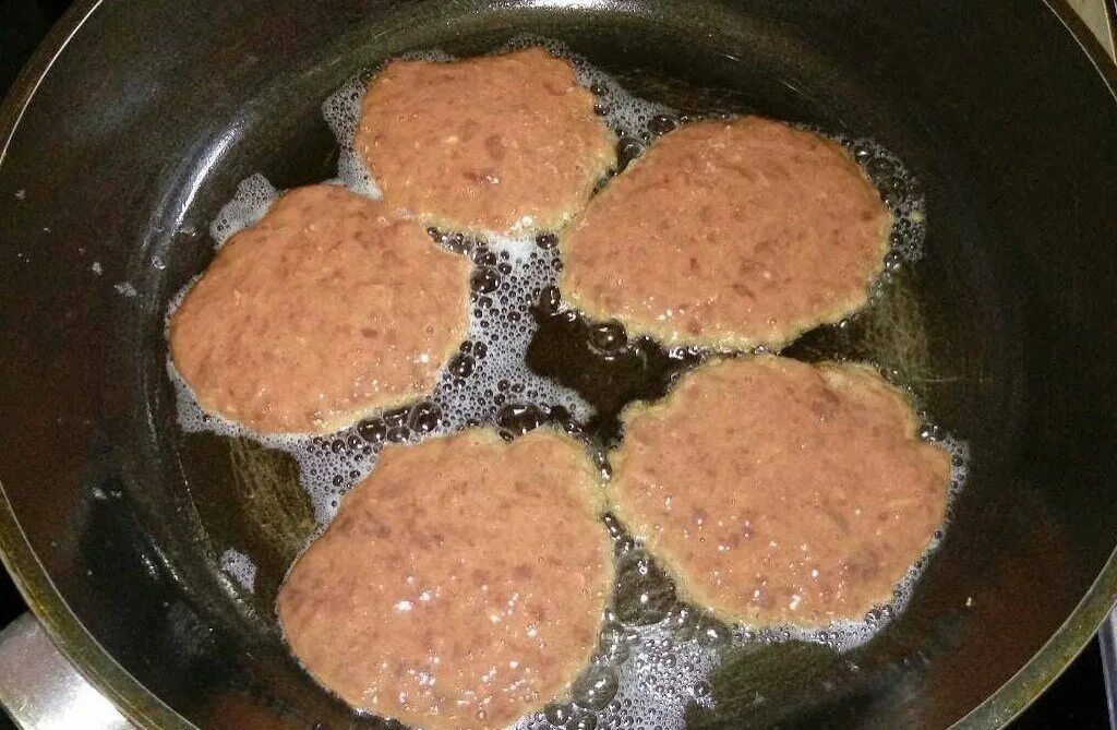 Котлеты из куриной печени на сковороде пышные. Печеночные оладьи на сковороде. печеночные оладьи в сметанном соусе. печёночные оладьи с чесночным соусом. печеночные оладьи с макаронами.