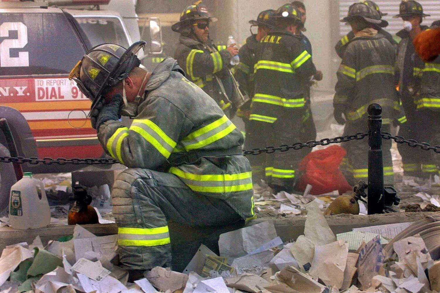 Пожарные 11 сентября 2001. Пожарные FDNY 11 сентября. Башни Близнецы 11 сентября жертвы.