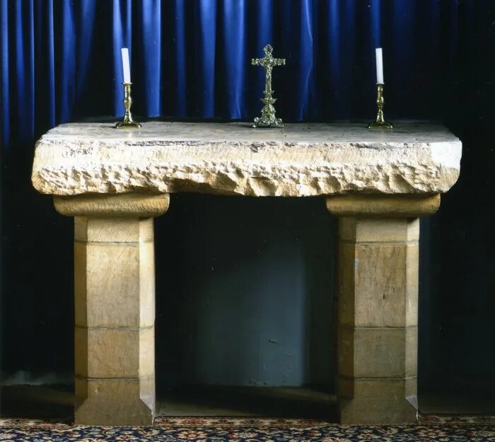 Престол какой. Каменный жертвенник кости алтарь. Бельский каменный алтарь. Алтарь эолы. Алтарь Аписа" 1731 год.