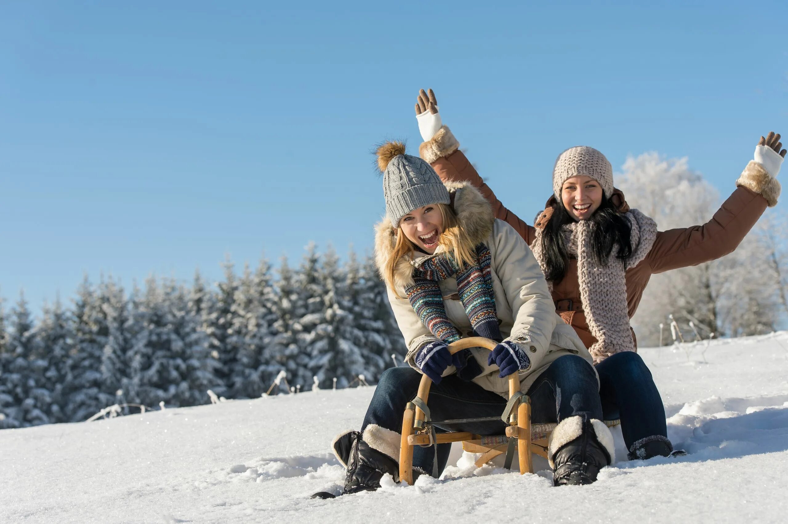 Зимние развлечения. Зимний отдых. Люди зимой. Подруги на санках. Tourist holiday