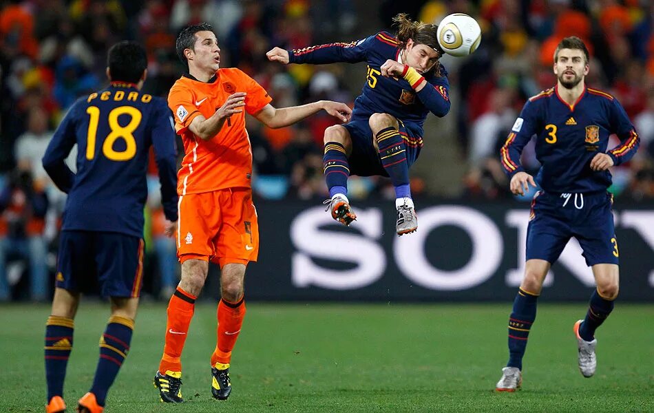 Финал 2010 испания. Испания голландия 2010 финал. world cup 2010 iniesta. сборная испании 2010. сборная испании по футболу 2010.
