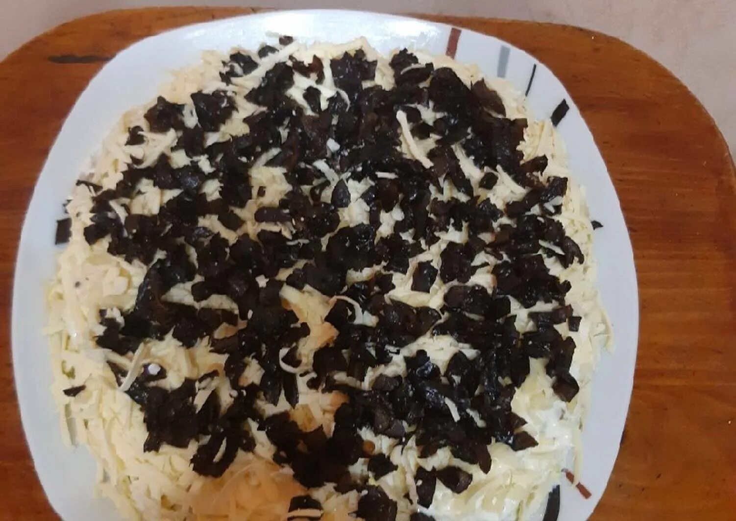 Салат гренадер с черносливом и грецким. Салат кучками с черносливом. салат с черносливом сверху. салат с черносливом и грецким орехом. салат с черносливом и орехами.