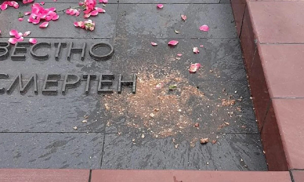 Вечный огонь сахалин. Осквернили вечный огонь. Осквернили. Неизвестные вандалы пожарили курицу на вечном огне в калининграде. Вечный огонь ноглики.