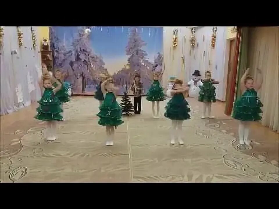 Танк елка танцует. Смешное фото елочка танцует. Танец ёлочек в детском саду на новый год средняя группа. Танцы на новый год в детском саду старшая группа. Новогодний танец елки.