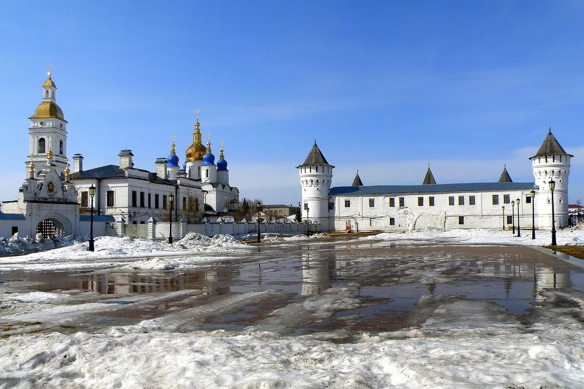 Как называется город тобольск. Тобольский Кремль Тобольск. Каменный Кремль в Тобольске. Тобольск монастырь весной.