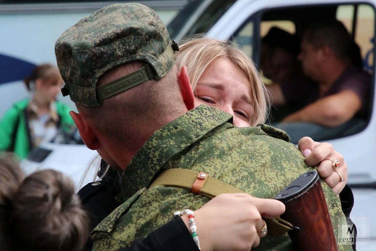 Новости мобилизованных когда домой насовсем вернут свежие. Военная мобилизация. Мобилизованные военные. Девушки военнослужащие России. Военный репортер.