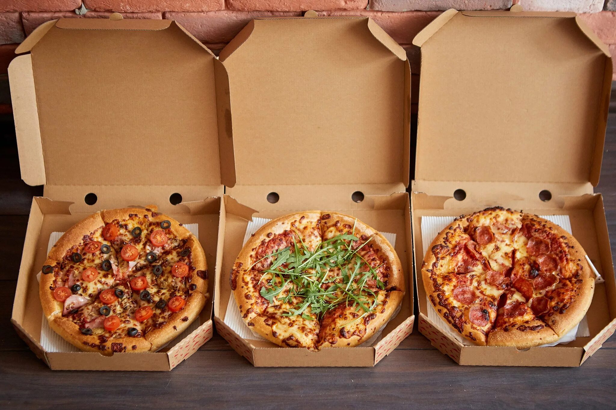 Коробка для пиццы. Пицца в коробках. Красивая пицца в коробке. Коробочка круглая пицца. Почему пицца круглая а коробка