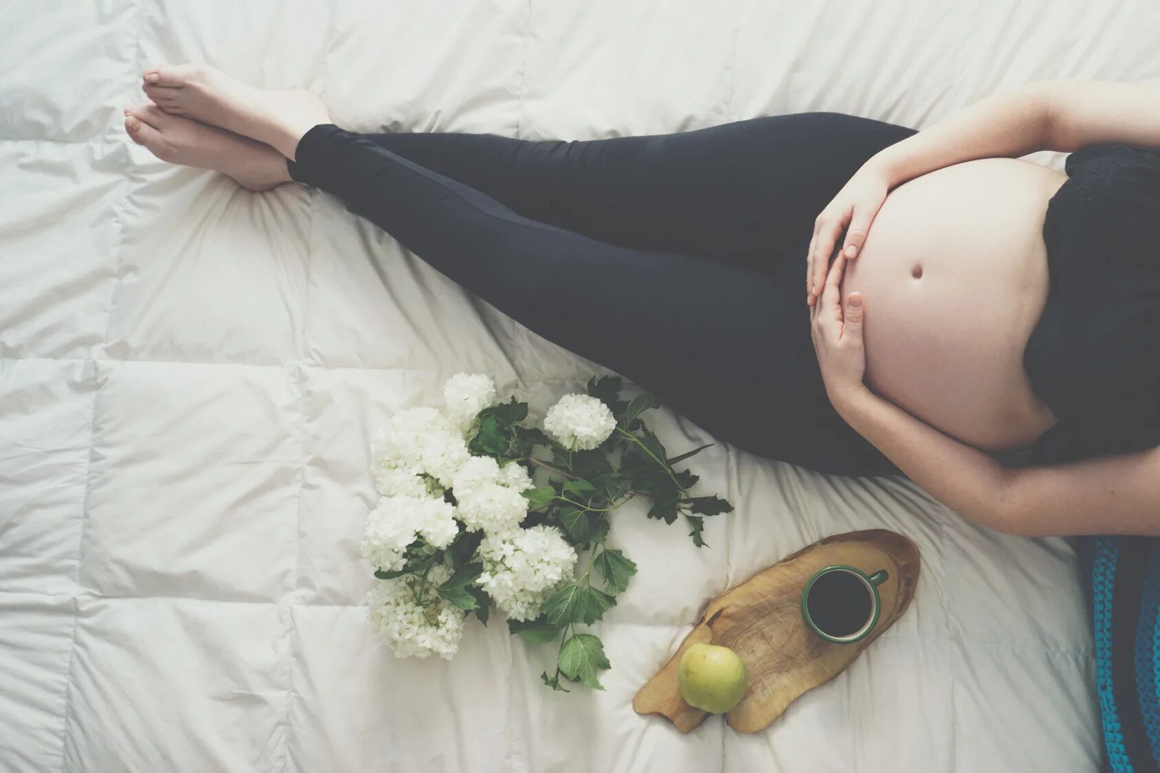 Забеременела сверху. Фотосессия беременной лежа. Милые беременные. Нежная милая беременность. Милые беременные девушки.