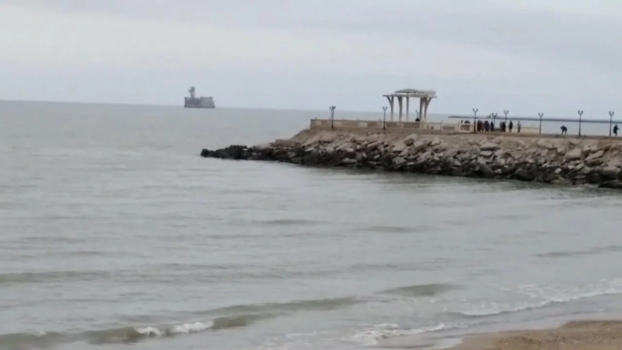Форт боярд в каспийском море. Каспийск дагестан набережная. Каспийское море парк. Каспийск форт в море. Каспийское море парк.