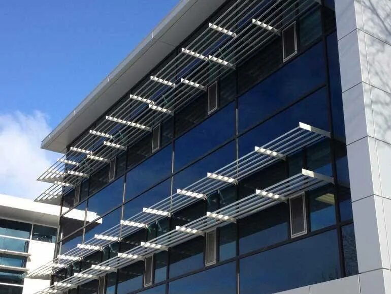 Защита фасада. Солнцезащитные ламели тп-50400. Здание ch2 в мельбурне. Ламели в архитектуре. Защита фасада здания.