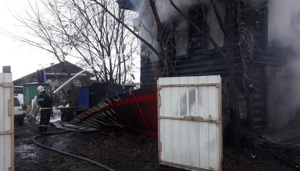 Пожар в Белогорске Амурской области. Сгоревший дом. Пожар в жилом доме. Белогорск сгорел дом.