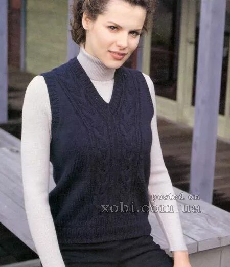 Безрукавка женская спицами. Жилет женский спицами с v образным. Жилет с треугольным вырезом. Женские жилеты вязаные спицами с v образным вырезом. Вязаная безрукавка для пожилых женщин.