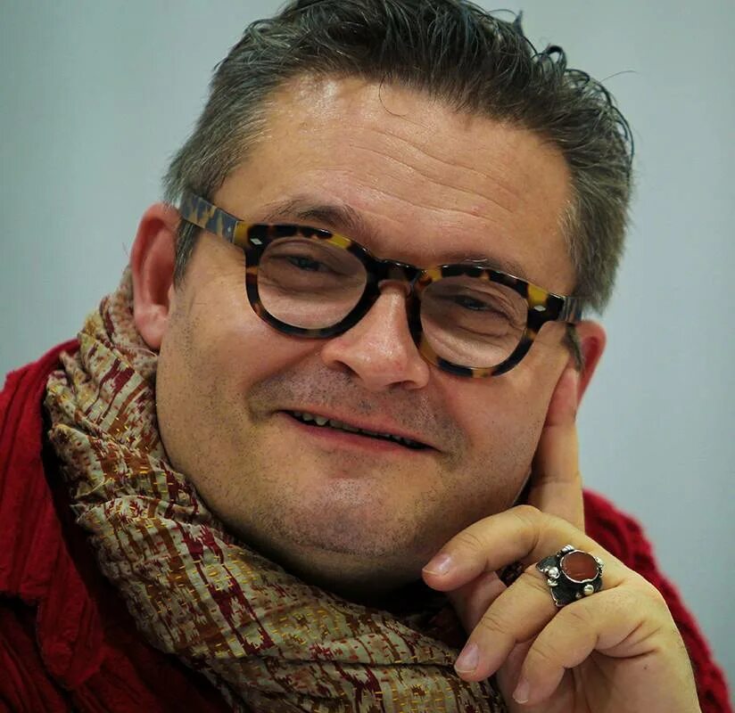 Историк моды. Александр васильев 2021. Историк стиля. Модный эксперт александр васильев. Историк стиля.