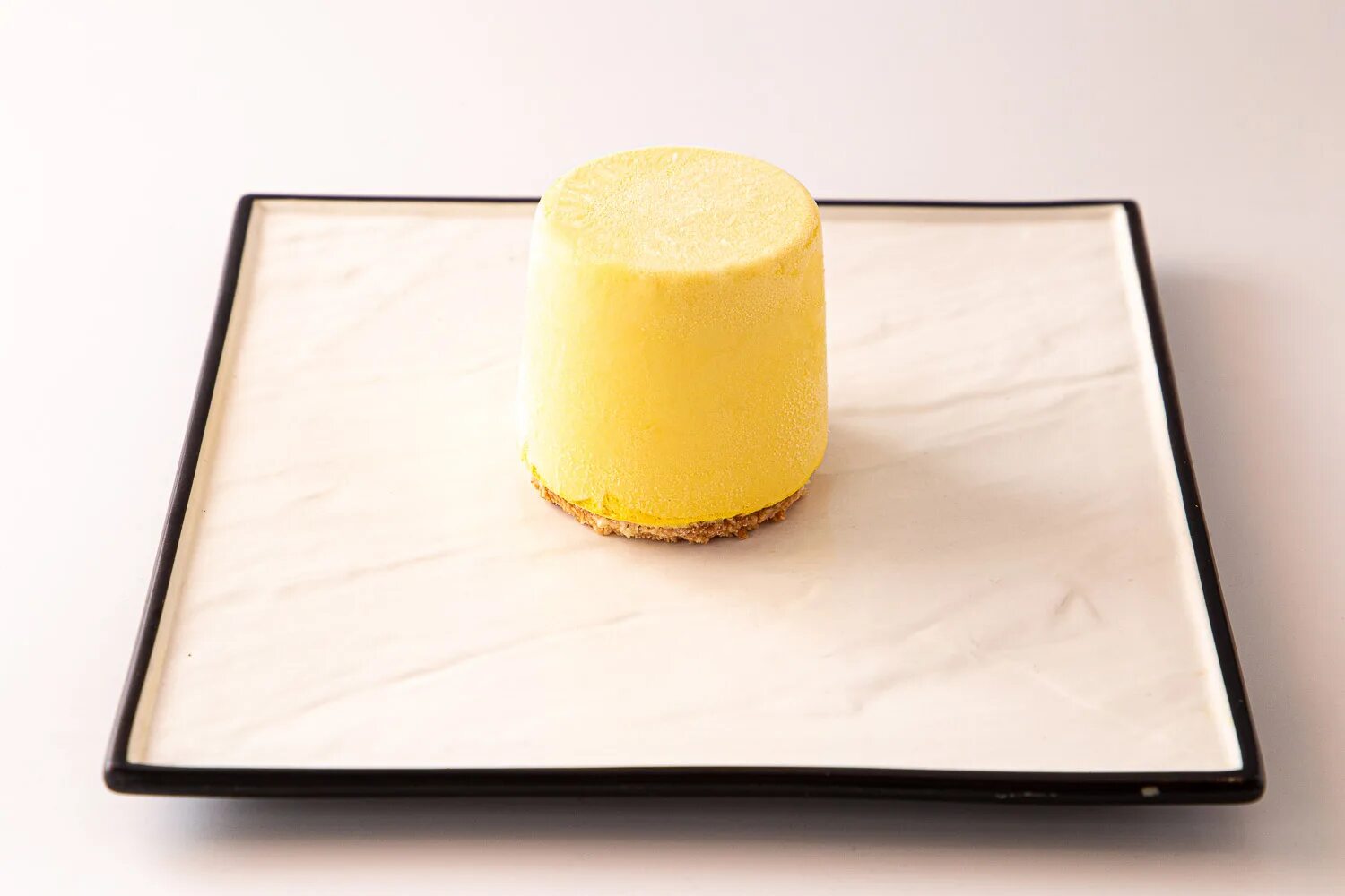 Пирожное «манго-маракуйя». Бомба манго маракуйя. Пирожное «манго-маракуйя». Пирожное «манго-маракуйя». Муссовое пирожное манго маракуйя.