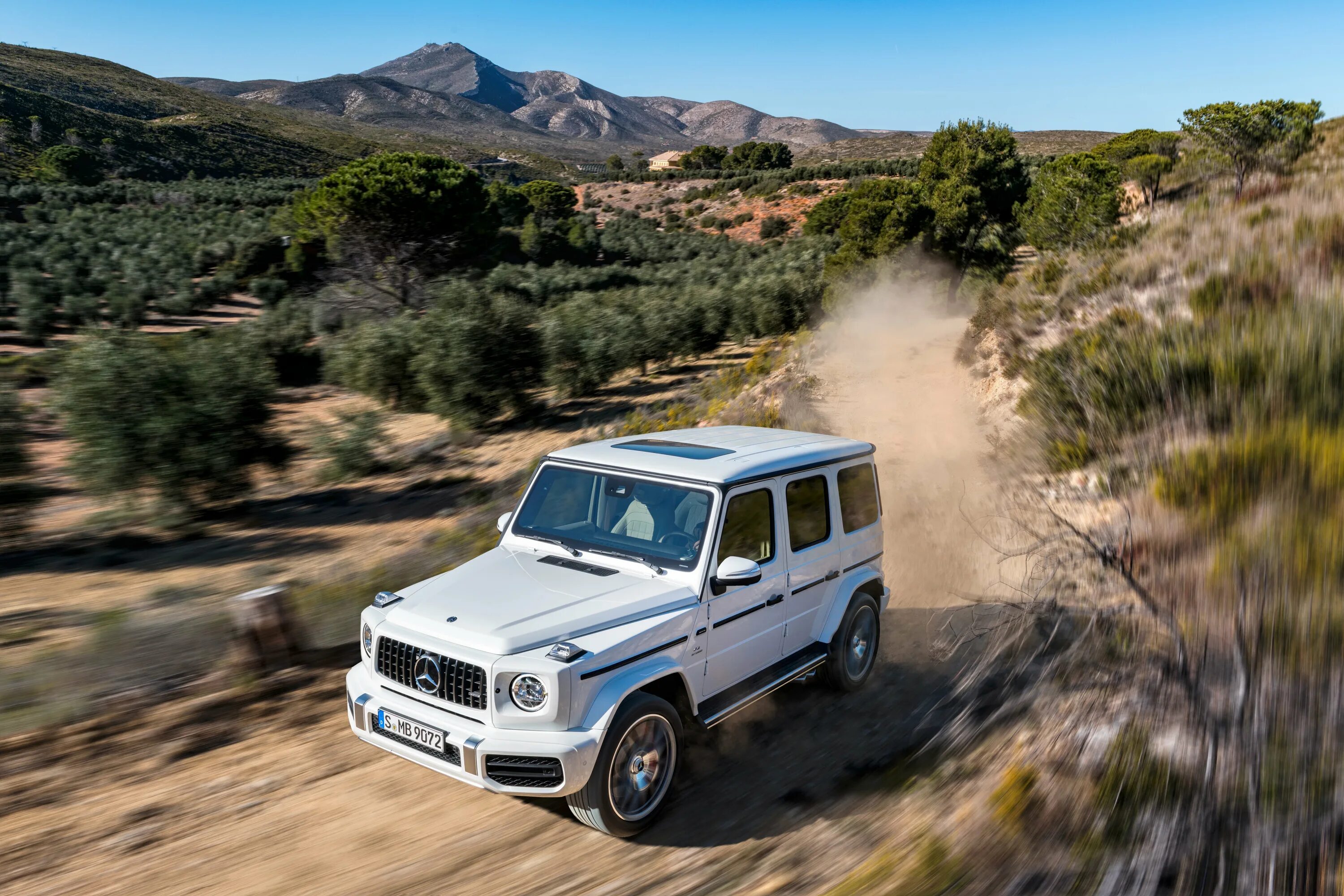 Гелик обзор. Мерседес g63 AMG. Mercedes g63 AMG 2018. Мерседес Бенц г 63 АМГ. Mercedes Benz g63 белый.